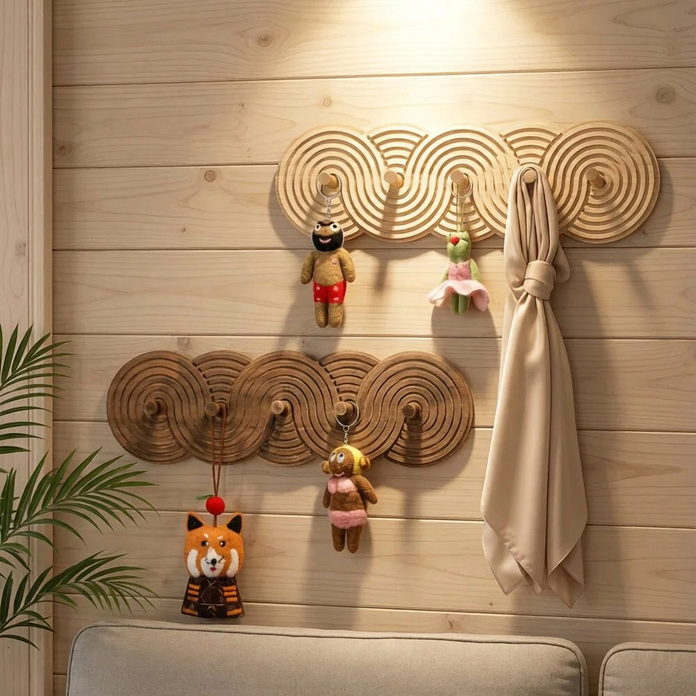 Porte-manteau mural en bois avec patères et objets suspendus