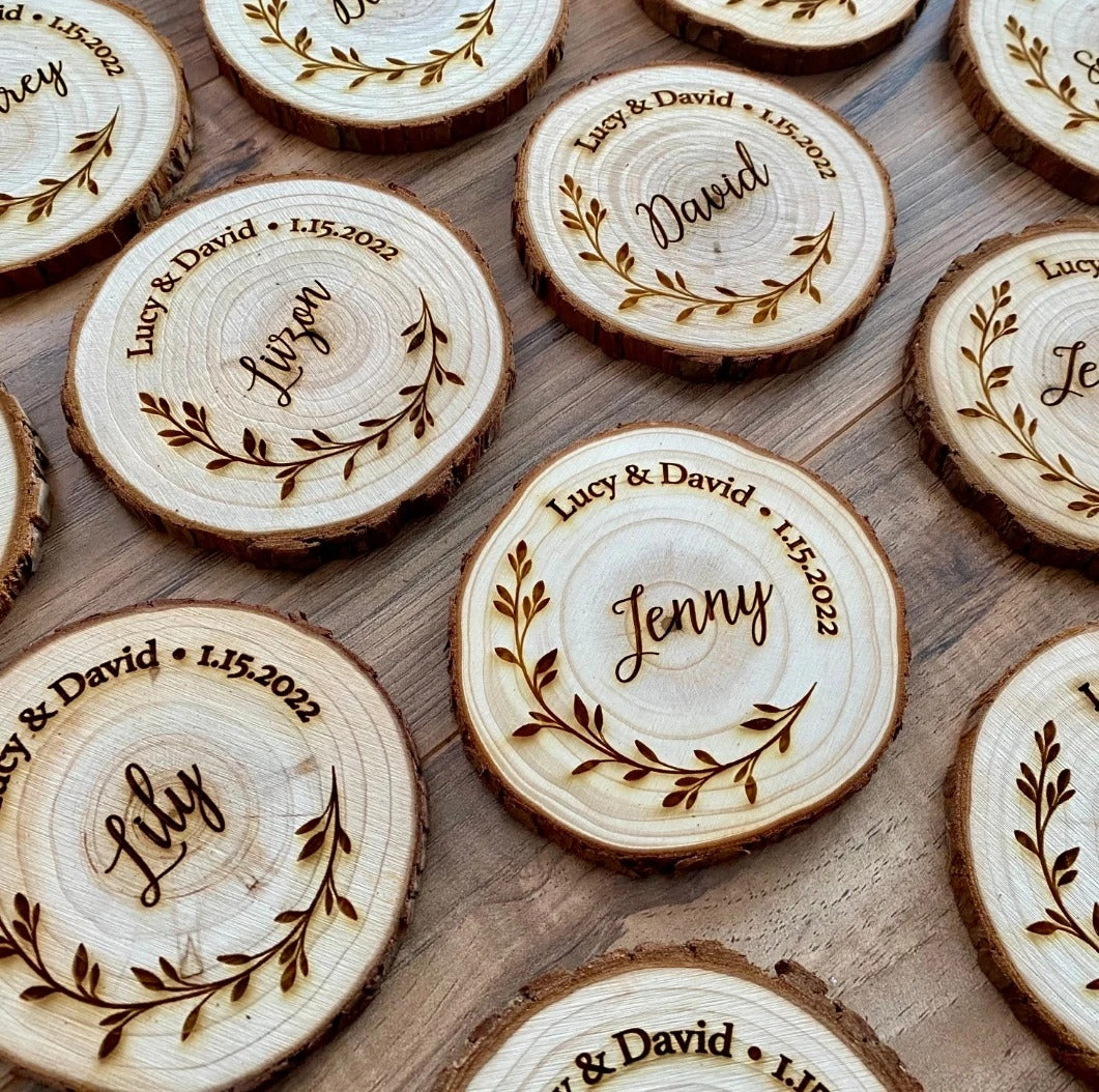 rondins de bois gravés utilisés comme marque-places pour mariage style champêtre