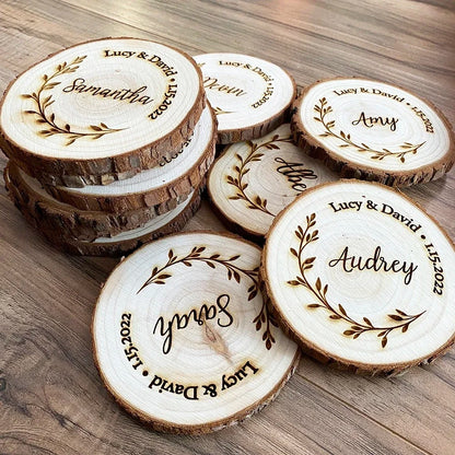 rondin en bois personnalisé avec prénom gravé pour décoration de table de mariage