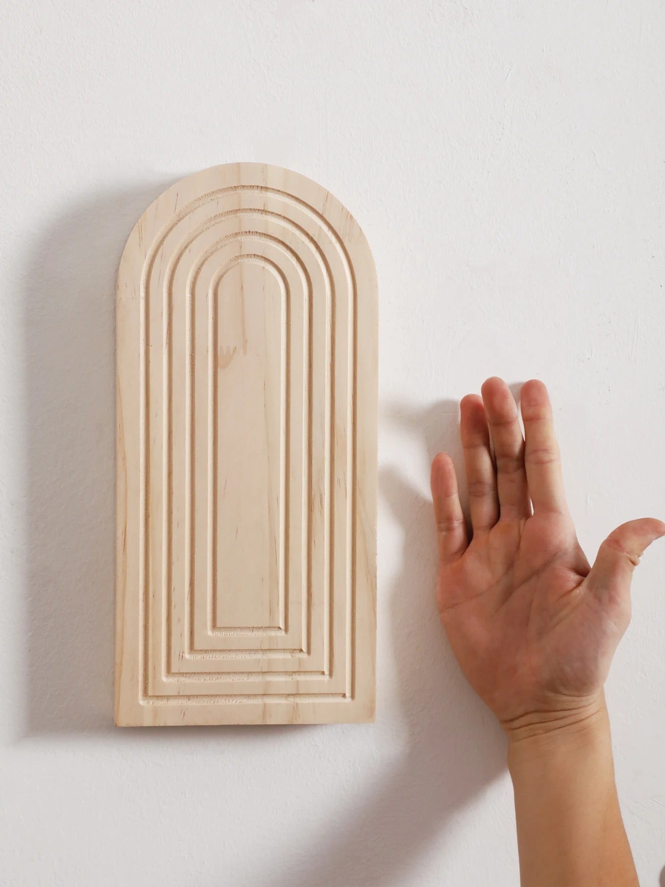 Soliflore en bois accroché au mur comme un tableau