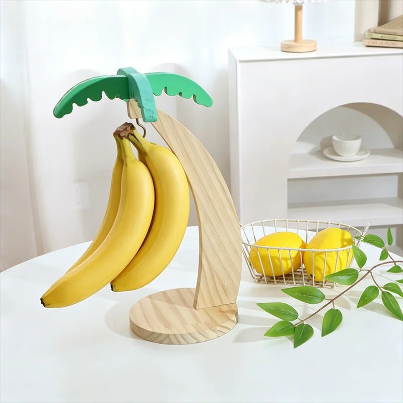 Support à bananes en bois en forme de palmier avec bananes suspendues.