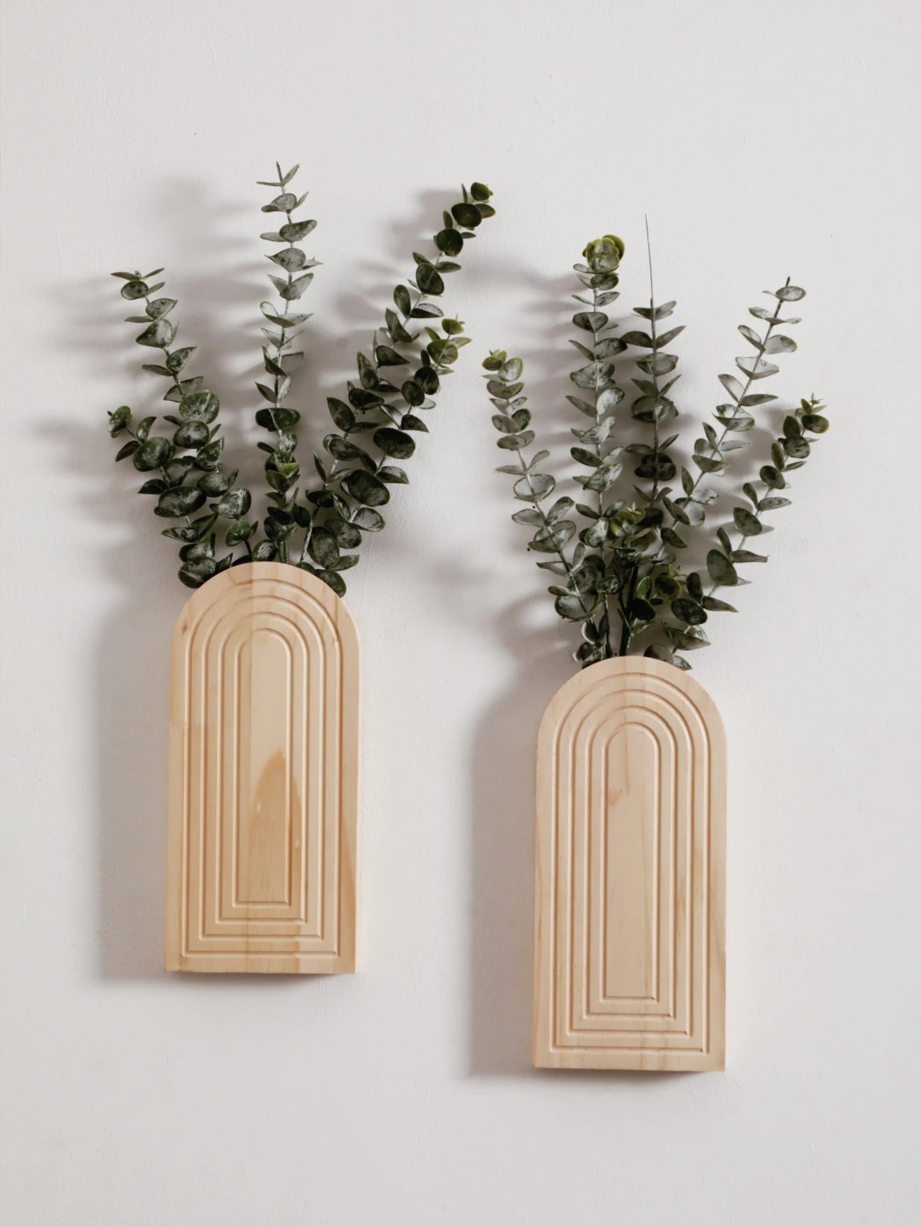 Détail du vase mural en bois pour fleurs séchées