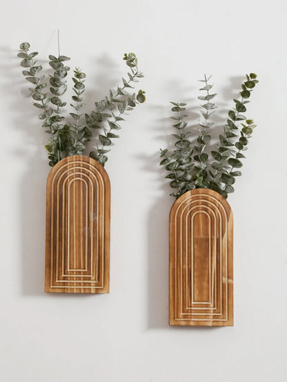 Vase mural avec fleurs séchées dans une décoration intérieure