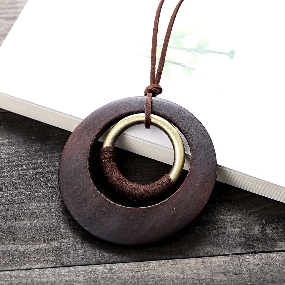 Collier pendentif bois cuir femme bijoux été cadeau chic décontracté élégant beauté mode anneau bohème style vacances écologie environnement renouvelable responsable - lebois-eco.com