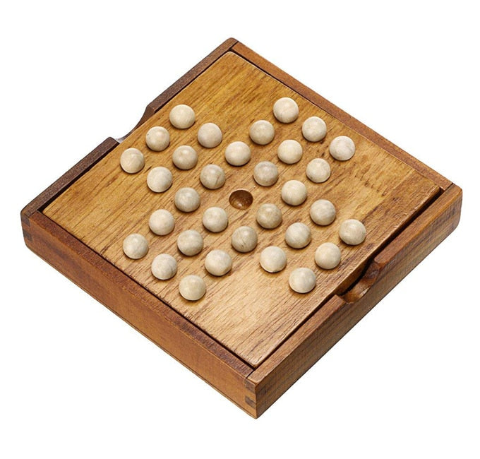 Mini solitaire en bois, avec couvercle de rangement. Un casse tête idéal Mini solitaire en bois, avec couvercle de rangement. Un casse tête idéal